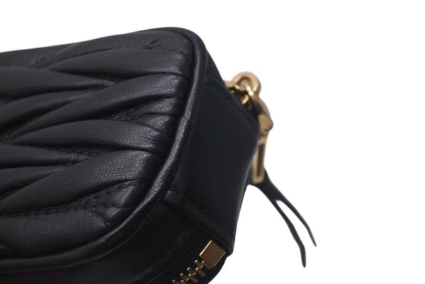 極美品 MIUMIU ミュウミュウ 23FW AirPodsケース ミニポーチ MATELASSE マテラッセレザー ブラック ゴールド金具 中古 4c074891