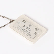 Load image into Gallery viewer, CHANEL シャネル プレートネックレス ネックレス ホワイト×シルバー シルバーチェーン 重量約16.63g 美品 中古 4c074903