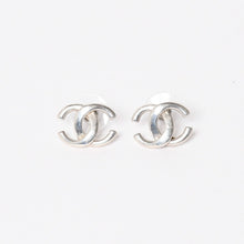 Load image into Gallery viewer, CHANEL シャネル ピアス イヤリング Silver シルバー ココマーク 重量約3.47g 01P刻印 美品 中古 4c074902
