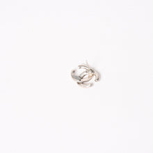 Load image into Gallery viewer, CHANEL シャネル ピアス イヤリング Silver シルバー ココマーク 重量約3.47g 01P刻印 美品 中古 4c074902