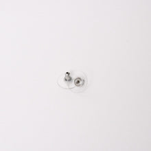 Load image into Gallery viewer, CHANEL シャネル ピアス イヤリング Silver シルバー ココマーク 重量約3.47g 01P刻印 美品 中古 4c074902
