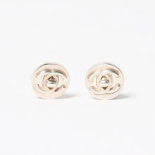 Load image into Gallery viewer, CHANEL シャネル ココマーク イヤリング アクセサリー 重量約6.12g 97A刻印 ボタン メタル シルバー 両耳用 美品 中古 4a003125