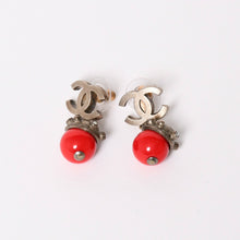 Load image into Gallery viewer, CHANEL シャネル ピアス イヤリング ココマーク レッドストーン ラインストーン 05C刻印 貝殻 美品 中古 4c061159