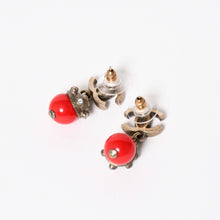 Load image into Gallery viewer, CHANEL シャネル ピアス イヤリング ココマーク レッドストーン ラインストーン 05C刻印 貝殻 美品 中古 4c061159