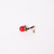 Load image into Gallery viewer, CHANEL シャネル ピアス イヤリング ココマーク レッドストーン ラインストーン 05C刻印 貝殻 美品 中古 4c061159