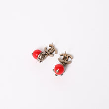 Load image into Gallery viewer, CHANEL シャネル ピアス イヤリング ココマーク レッドストーン ラインストーン 05C刻印 貝殻 美品 中古 4c061159
