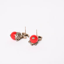 Load image into Gallery viewer, CHANEL シャネル ピアス イヤリング ココマーク レッドストーン ラインストーン 05C刻印 貝殻 美品 中古 4c061159