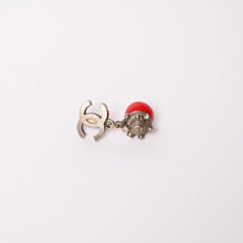 Load image into Gallery viewer, CHANEL シャネル ピアス イヤリング ココマーク レッドストーン ラインストーン 05C刻印 貝殻 美品 中古 4c061159