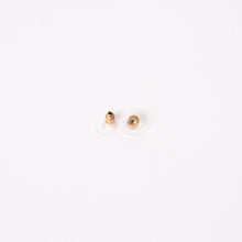 Load image into Gallery viewer, CHANEL シャネル ピアス イヤリング ココマーク レッドストーン ラインストーン 05C刻印 貝殻 美品 中古 4c061159