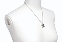 Load image into Gallery viewer, CHANEL シャネル ネックレス ココマーク アクセサリー 05A刻印 フランス製 メタル シルバー ブラック 美品 中古 4c074907