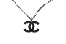 Load image into Gallery viewer, CHANEL シャネル ネックレス ココマーク アクセサリー 05A刻印 フランス製 メタル シルバー ブラック 美品 中古 4c074907