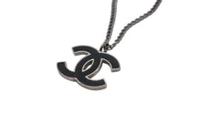 Load image into Gallery viewer, CHANEL シャネル ネックレス ココマーク アクセサリー 05A刻印 フランス製 メタル シルバー ブラック 美品 中古 4c074907