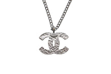 Load image into Gallery viewer, CHANEL シャネル ネックレス ココマーク アクセサリー 05A刻印 フランス製 メタル シルバー ブラック 美品 中古 4c074907