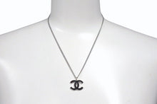 Load image into Gallery viewer, CHANEL シャネル ネックレス ココマーク アクセサリー 05A刻印 フランス製 メタル シルバー ブラック 美品 中古 4c074907