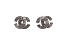 画像をギャラリービューアに読み込む, CHANEL シャネル ココマーク ピアス 重量約2g 00A刻印 メタル ロゴ シルバー 両耳用 アクセサリー 美品 中古 4c074908