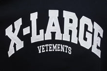 Load image into Gallery viewer, 極美品 VETEMENTS ヴェトモン X-Large Logo Tee X-LARGEロゴ 半袖Tシャツ UE63TR860B サイズO ブラック 刺繍 中古 4c074972