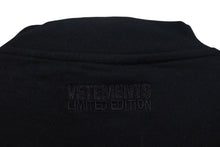 Load image into Gallery viewer, 極美品 VETEMENTS ヴェトモン X-Large Logo Tee X-LARGEロゴ 半袖Tシャツ UE63TR860B サイズO ブラック 刺繍 中古 4c074972