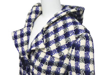 Load image into Gallery viewer, CHANEL シャネル ダッフルコート P29308V19352 サイズ38 ココマーク フード付き チェック柄 ブルー ブラック ホワイト 美品 中古 4c075094