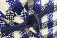 Load image into Gallery viewer, CHANEL シャネル ダッフルコート P29308V19352 サイズ38 ココマーク フード付き チェック柄 ブルー ブラック ホワイト 美品 中古 4c075094