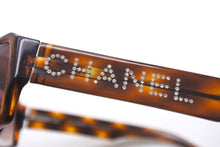 Load image into Gallery viewer, CHANEL シャネル サングラス 5060-B c.502/13 サイズ55□16 135 ココマーク ラインストーン ロゴ べっ甲カラー 美品 中古 4c075124