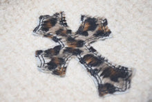 画像をギャラリービューアに読み込む, 新品未使用 CHROME HEARTS クロムハーツ ハラコ 新作 クロスパッチ ニット帽 ビーニー ホワイト レオパード シルバー金具 OS 中古 4c075135