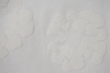 Load image into Gallery viewer, 新品未使用 DENIMTEARS デニムティアーズ コットンリース プルオーバースウェットパーカー フラワー ホワイト サイズXL 中古 4c075168