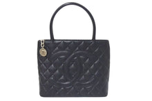 Load image into Gallery viewer, 新品同様 CHANEL シャネル 復刻トートバッグ ハンドバッグ ６番台 キャビアスキン ブラック ココマーク ロゴ 鞄 シルバー金具 中古 4c075291