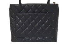Load image into Gallery viewer, 新品同様 CHANEL シャネル 復刻トートバッグ ハンドバッグ ６番台 キャビアスキン ブラック ココマーク ロゴ 鞄 シルバー金具 中古 4c075291