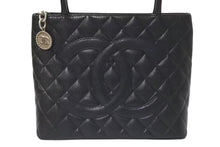 Load image into Gallery viewer, 新品同様 CHANEL シャネル 復刻トートバッグ ハンドバッグ ６番台 キャビアスキン ブラック ココマーク ロゴ 鞄 シルバー金具 中古 4c075291