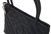 Load image into Gallery viewer, 新品同様 CHANEL シャネル 復刻トートバッグ ハンドバッグ ６番台 キャビアスキン ブラック ココマーク ロゴ 鞄 シルバー金具 中古 4c075291