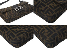画像をギャラリービューアに読み込む, FENDI フェンディ マンマバケット ワンショルダーバッグ ズッカ柄 コットンキャンバス レザー シルバー金具 ブラウン 美品 中古 4c075385