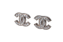 Load image into Gallery viewer, CHANEL シャネル ココマーク ピアス A12V刻印 重量約3.8g シルバー カラー ラインストーン 両耳用 ミル打ち 美品 中古 4c075341