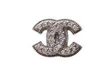 Load image into Gallery viewer, CHANEL シャネル ココマーク ピアス A12V刻印 重量約3.8g シルバー カラー ラインストーン 両耳用 ミル打ち 美品 中古 4c075341