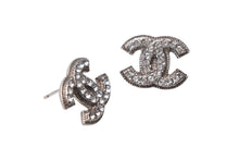 Load image into Gallery viewer, CHANEL シャネル ココマーク ピアス A12V刻印 重量約3.8g シルバー カラー ラインストーン 両耳用 ミル打ち 美品 中古 4c075341