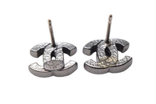 Load image into Gallery viewer, CHANEL シャネル ココマーク ピアス A12V刻印 重量約3.8g シルバー カラー ラインストーン 両耳用 ミル打ち 美品 中古 4c075341