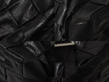 Load image into Gallery viewer, BOTTEGA VENETA ボッテガヴェネタ カセット イントレチャート フォールドオーバー バックパック ブラック レザー 美品 中古 4c075460