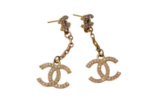 Load image into Gallery viewer, 極美品 CHANEL シャネル ピアス ココマーク ロングチェーン 4モチーフ ぶら下がり 01A GP ラインストーン ゴールド 中古 4c075474
