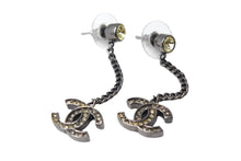 Load image into Gallery viewer, CHANEL シャネル ピアス 両耳 ココマーク ライトストーン イタリア製 06P メタル シルバー ブラック 美品 中古 4c075478