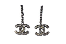 Load image into Gallery viewer, CHANEL シャネル ピアス 両耳 ココマーク ライトストーン イタリア製 06P メタル シルバー ブラック 美品 中古 4c075478