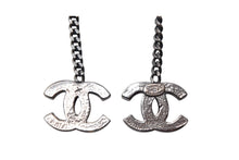 Load image into Gallery viewer, CHANEL シャネル ピアス 両耳 ココマーク ライトストーン イタリア製 06P メタル シルバー ブラック 美品 中古 4c075478