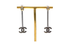 Load image into Gallery viewer, CHANEL シャネル ピアス 両耳 ココマーク ライトストーン イタリア製 06P メタル シルバー ブラック 美品 中古 4c075478