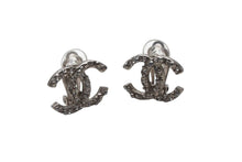 Load image into Gallery viewer, 極美品 CHANEL シャネル イヤリング 両耳 ココマーク A12A刻印 フランス製 メタル ラインストーン 2.7g シルバー金具 中古 4c075481