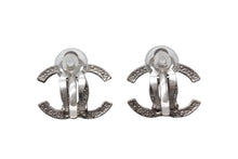 Load image into Gallery viewer, 極美品 CHANEL シャネル イヤリング 両耳 ココマーク A12A刻印 フランス製 メタル ラインストーン 2.7g シルバー金具 中古 4c075481