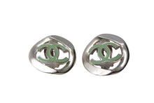 Load image into Gallery viewer, CHANEL シャネル ココマーク イヤリング くり抜き 04C刻印 フランス製 7.8g シルバー ライトグリーン 美品 中古 4c075484