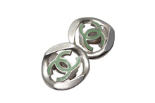 Load image into Gallery viewer, CHANEL シャネル ココマーク イヤリング くり抜き 04C刻印 フランス製 7.8g シルバー ライトグリーン 美品 中古 4c075484