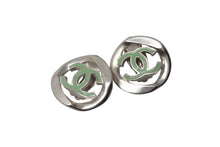 Load image into Gallery viewer, CHANEL シャネル ココマーク イヤリング くり抜き 04C刻印 フランス製 7.8g シルバー ライトグリーン 美品 中古 4c075484