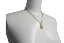 Load image into Gallery viewer, CHANEL シャネル ココマーク ネックレス オーバル ヴィンテージ アクセサリー フランス製 ゴールド 美品 中古 4c075489