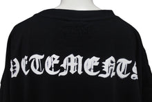 Load image into Gallery viewer, 極美品 VETEMENTS ヴェトモン 21SS Anarchy Gothic Logo 半袖Ｔシャツ ブラック コットン サイズS UE51TR640B 中古 4c075506