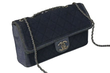 Load image into Gallery viewer, CHANEL シャネル マトラッセ26 ショルダーバッグ 20番台 ブルー ネイビー デニム シルバー金具 美品 中古 4c075560
