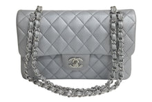 Load image into Gallery viewer, CHANEL シャネル チェーンショルダーバッグ マトラッセ23 キャビアスキン シルバー シルバー金具 ランダムシリアル 中古 4c075675